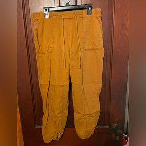 Old Navy burnt yellow cargo cropped pants. Size large.